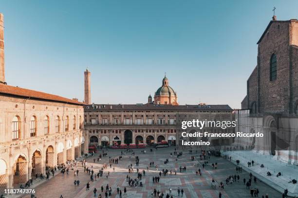 piazza maggiore, bologna, emilia romagna, italy - bologna fotografías e imágenes de stock