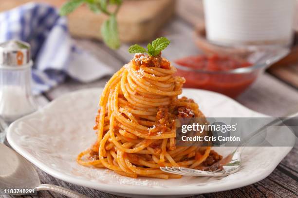 spaghetti bolognese - tomatensaus stockfoto's en -beelden