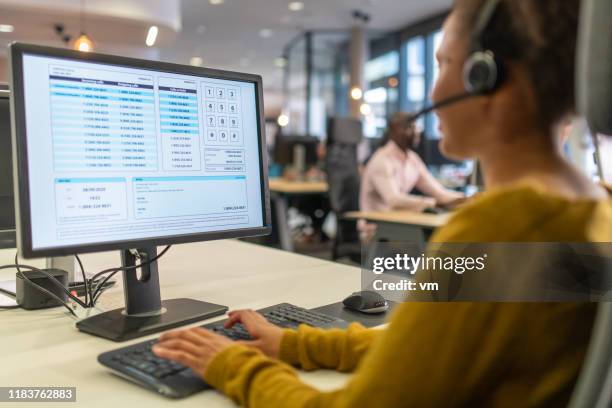 woman working in it support - computer screen on desk stock pictures, royalty-free photos & images