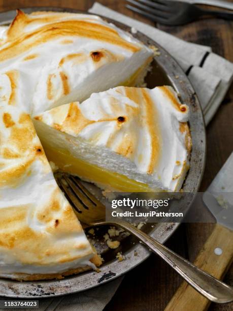 lemon meringue pie - meringe stock-fotos und bilder