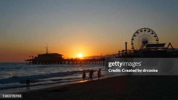 santa monica pier at sunset - santa monica pier stock-fotos und bilder