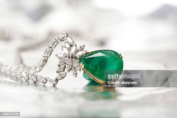 collana di diamanti - gioielli foto e immagini stock