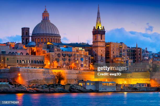 malta - mittelmeer-reiseziel, valletta mit der kathedrale saint paul - insel malta stock-fotos und bilder