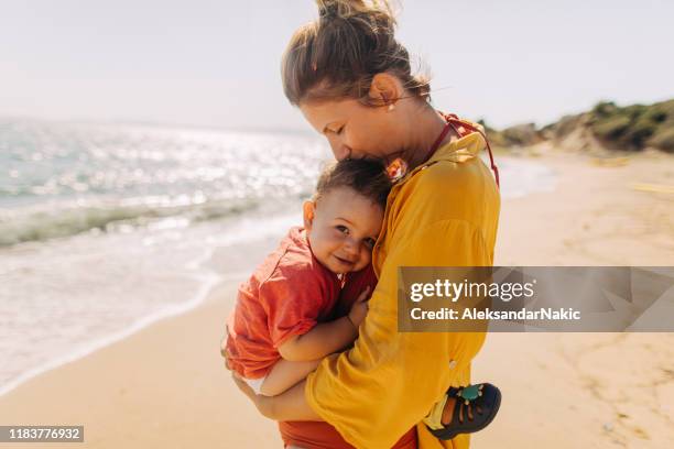 私の赤ちゃんの男の子のための抱擁 - love summer ストックフォトと画像