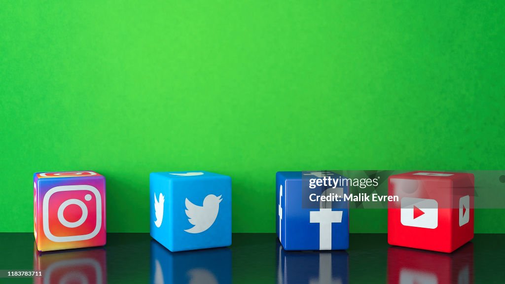 Marble Cubic Social media services icônes sur le verre noir avec l'espace de copie verte
