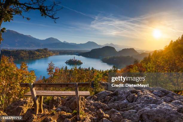 meer van bled en het eiland met de kerk in herfst kleur bij zonsopgang - lake bled stockfoto's en -beelden