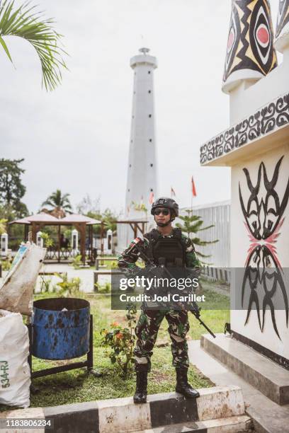 indonesische soldaat aan de grens met papoea-nieuw-guinea - indonesia army stockfoto's en -beelden
