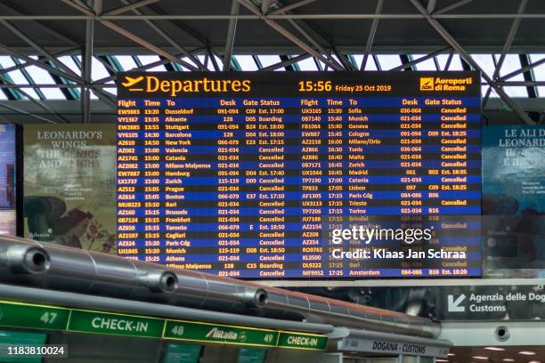 annullierte flüge in italien wegen streik am leonardo da vinci fiumicino flughafen roma italia - italië stock-fotos und bilder