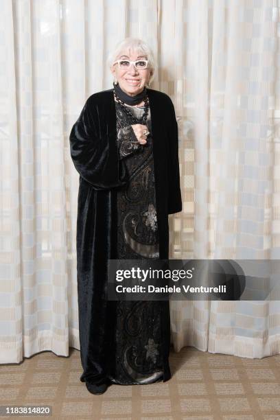 Lina Wertmuller poses for the photographer before the ceremony of awarding the Oscar for his career on October 27, 2019 in Los Angeles, California.