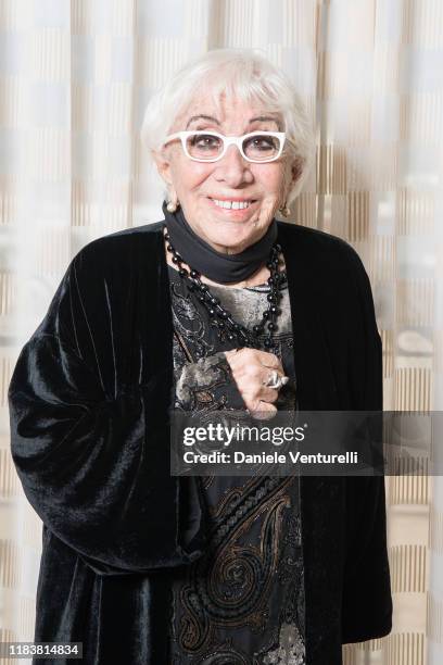 Lina Wertmuller poses for the photographer before the ceremony of awarding the Oscar for his career on October 27, 2019 in Los Angeles, California.