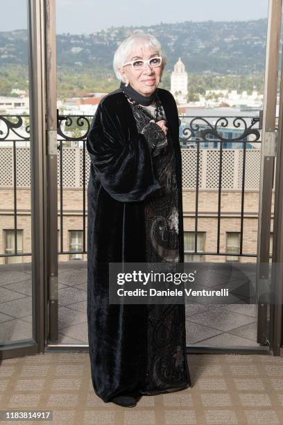 Lina Wertmuller poses for the photographer before the ceremony of awarding the Oscar for his career on October 27, 2019 in Los Angeles, California.