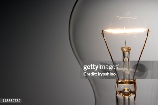 Foto de la bombilla iluminado con espacio de copia Foto de la bombilla iluminado con espacio de copia