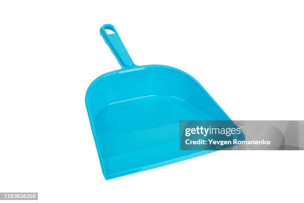 blue plastic dustpan isolated on white background - dustpan and brush fotografías e imágenes de stock