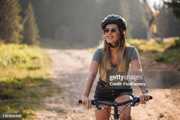 wunderschöne frau auf dem fahrrad - bicycle trail outdoor sports stock-fotos und bilder