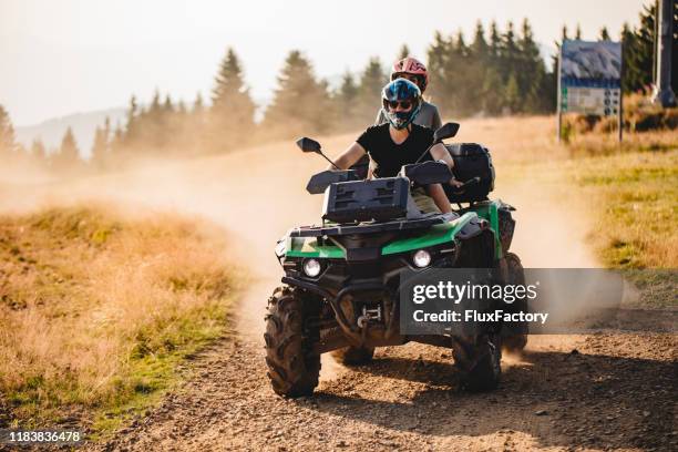 diversión en quad - vehículo de todo terreno fotografías e imágenes de stock