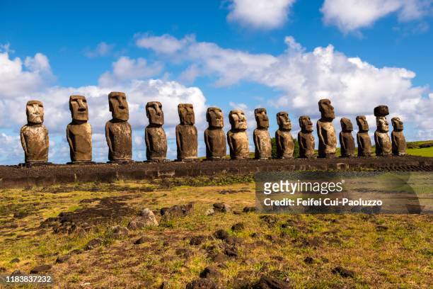 group of moai statue of ahu tongariki, easter island, chile - parque nacional de rapa nui - fotografias e filmes do acervo