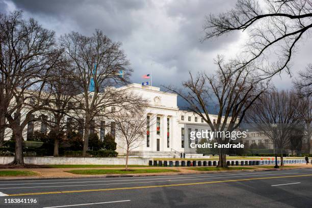 federal reserve headquarters in washington. - reserva federal imagens e fotografias de stock