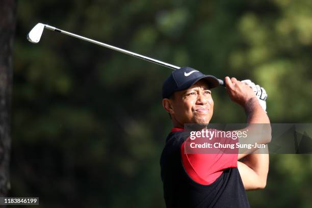 Tiger Woods of the United States hits his tee shot on the 16th hole during the final round of the Zozo Championship at Accordia Golf Narashino...