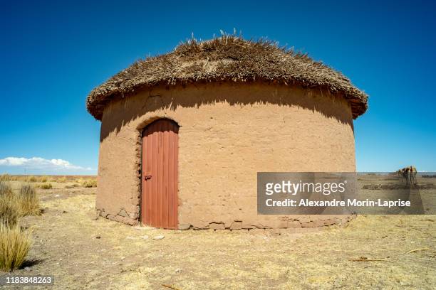 rustic traditional uru house made of "adobes in the bolivian altiplano - マッドハット ストックフォトと画像