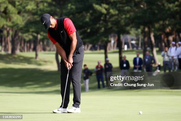 Tiger Woods of the United States holes the winning putt on the 18th green during the final round of the Zozo Championship at Accordia Golf Narashino...