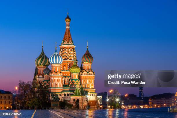 st. basil's cathedral in red square, moscow - russland stock-fotos und bilder
