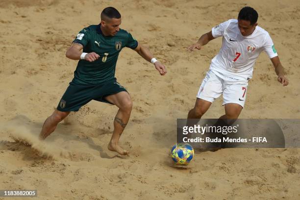 Marcello Percia Montani of Italy is challenged by Raimana Li Fung Kuee of Tahiti during the FIFA Beach Soccer World Cup Paraguay 2019 group B match...