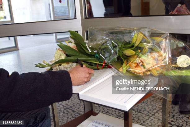 Un visiteur signe, le 07 octobre 2002 à l'hôpital La Pitié-Salpétrière à Paris, le registre de messages destinés au maire de Paris Bertrand Delanoë....