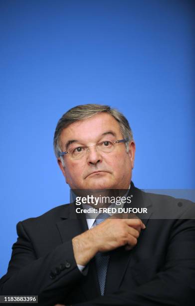 Lle ministre de l'Espace rural et de l'Aménagement du territoire Michel Mercier est photographié le 11 mai 2010 à l'hôtel de Cassini à Paris, lors de...