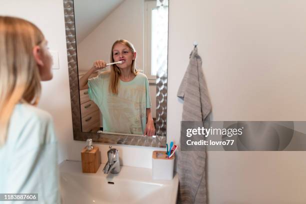 tanden poetsen elke dag - girls taking a showering stockfoto's en -beelden