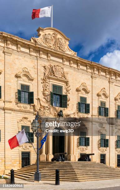 der haupteingang der villa auberge de castille, die als büro des premierministers in valletta, malta dient - prime minister stock-fotos und bilder
