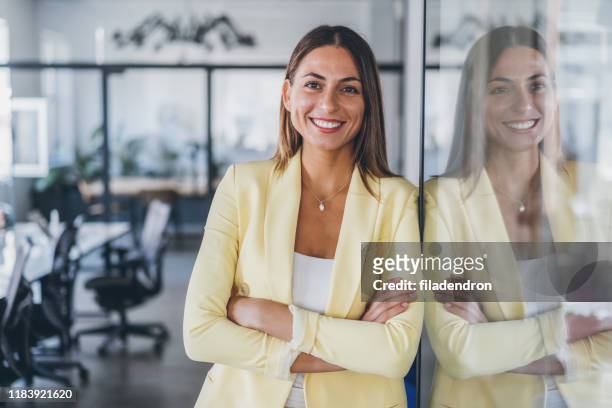 portret van zelfverzekerde zakenvrouw - directeur stockfoto's en -beelden