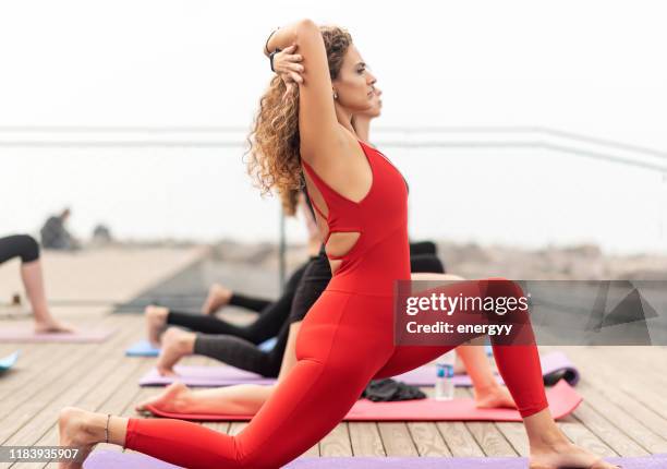 yoga all'aperto - beach bum foto e immagini stock