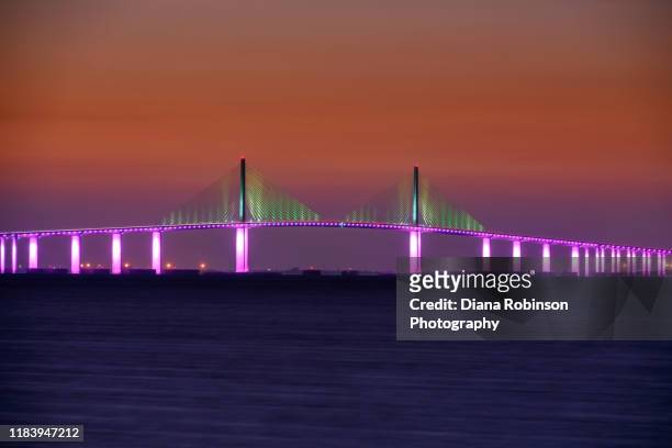 pre-dawn over the sunshine skyway bridge, st. petersburg, florida - sunshine skyway bridge 個照片及圖片檔