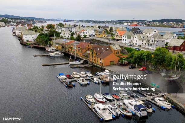haugesund, elevated view of harbour and historic wooden homes, rogaland, norway, scandinavia, europe - haugesund stockfoto's en -beelden