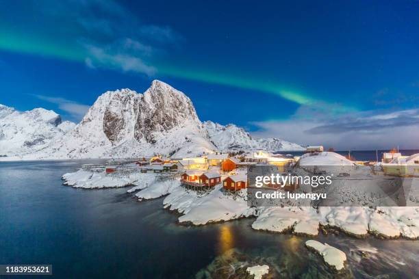 hamnoy village with northern light in winter, lofoten island, norway - aurora borealis lofoten stock-fotos und bilder