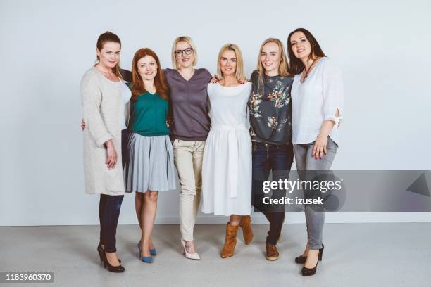 retrato del equipo de negocios seguro en la oficina - vestido blanco fotografías e imágenes de stock