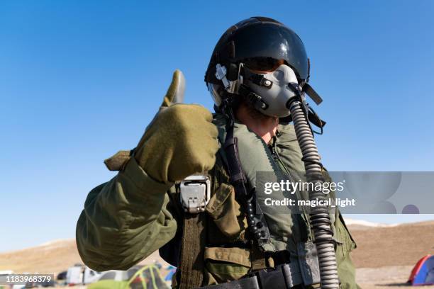 piloto con traje y aire militar. retrato de piloto de caza posando - avión de caza fotografías e imágenes de stock