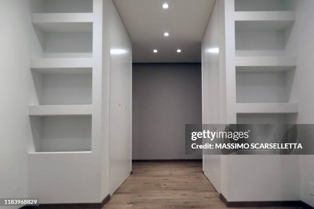 empty entrance hall in a modern apartment interior in italy - plaquiste photos et images de collection