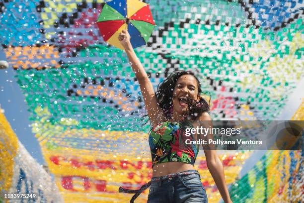 tourist tanzen und halten einen frevo regenschirm bei brasilianischen karneval - festival of remembrance 2019 stock-fotos und bilder