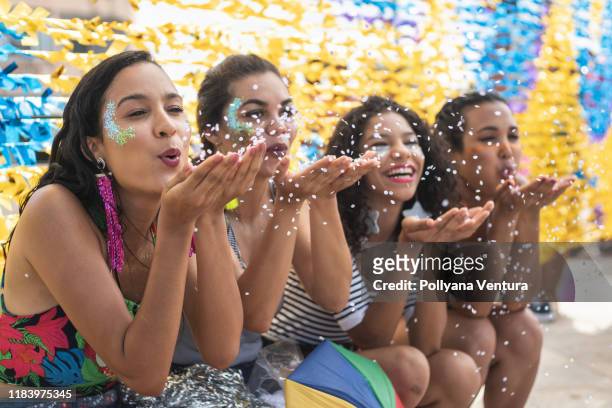 frauen blasen konfetti beim karneval - festival of remembrance 2019 stock-fotos und bilder