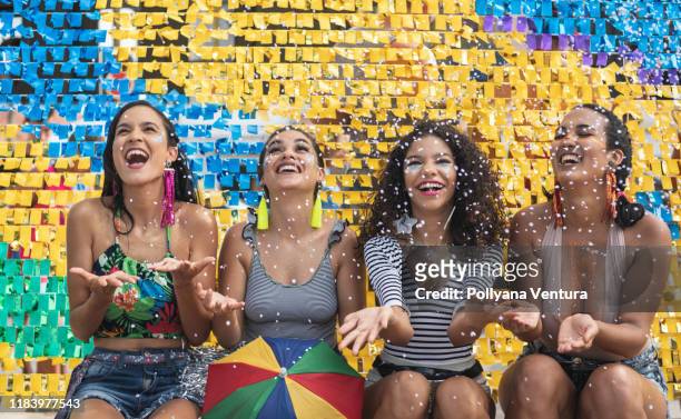 confeti, colores y frevo - carnaval in rio de janeiro fotografías e imágenes de stock