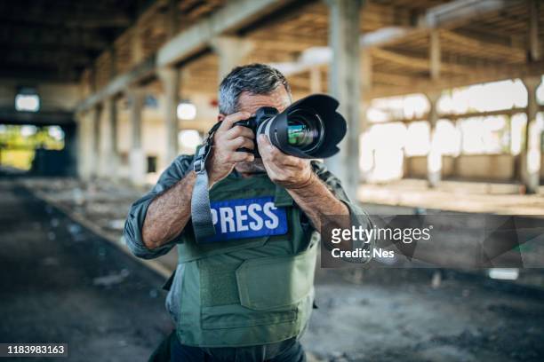 een oude oorlogs journalist in actie - journalist stockfoto's en -beelden