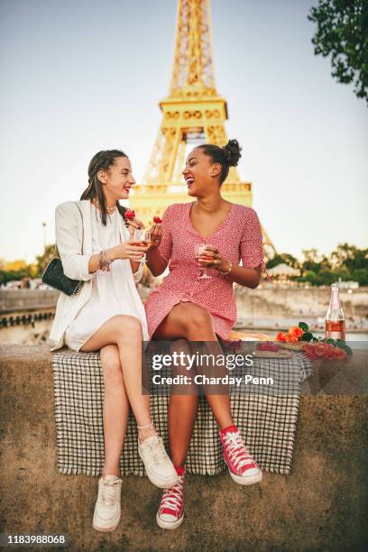 wir teilen immer eine besondere bindung zwischen uns - paris flood stock-fotos und bilder