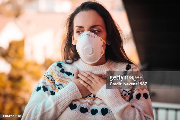 mulher com máscara respiratória para fora na cidade poluída - gas mask - fotografias e filmes do acervo