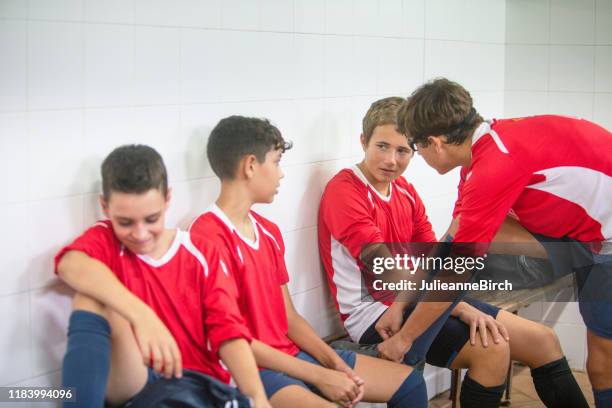 青少年男足球運動員準備在鎖房 - young boys changing in locker room 個照片及圖片檔