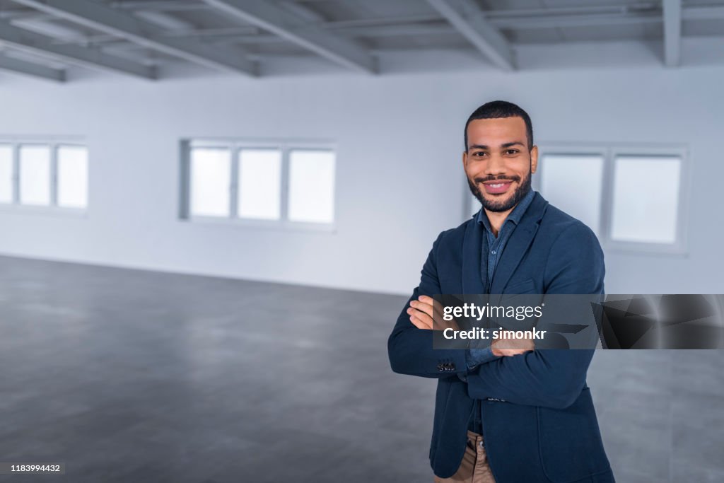 Homme d'affaires restant dans le bureau