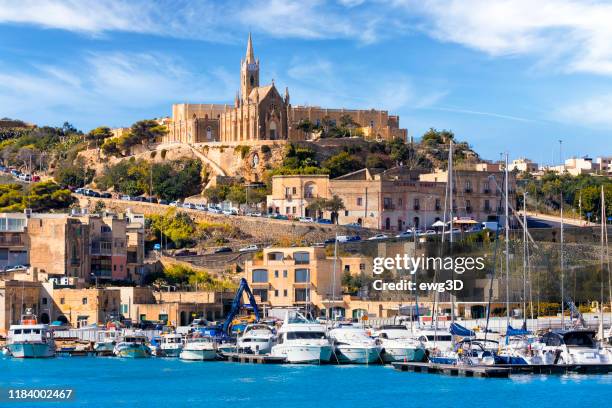 malta - destino de viaje por el mediterráneo, el puerto de mgarr en la isla de gozo - gozo malta fotografías e imágenes de stock