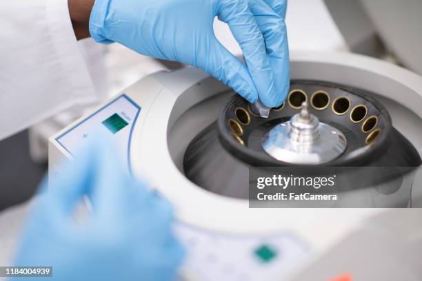 muestras que se colocan en una foto de serie centrífuga - centrifugal force fotografías e imágenes de stock