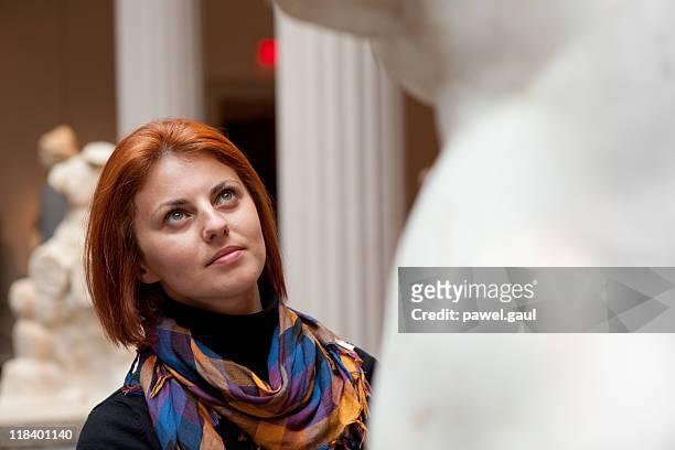 女性の博物館である美術像 - fine art statue ストックフォトと画像