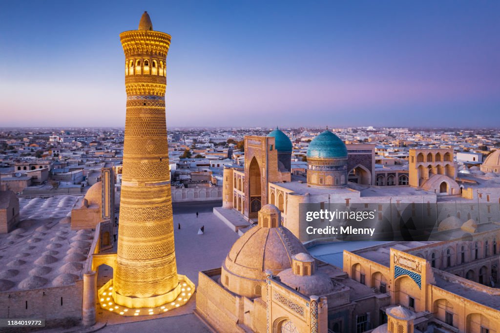 Buchara Usbekistan Kalyan Minaret und Madressa Sonnenuntergang Dämmerung